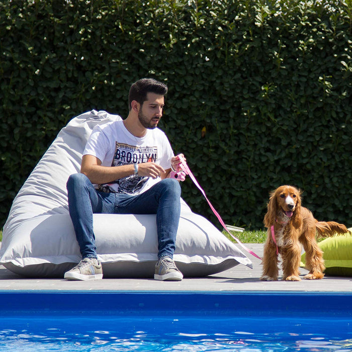 Pouf Shongo grande a forma di triangolo in tessuto Samba per esterno e per interno