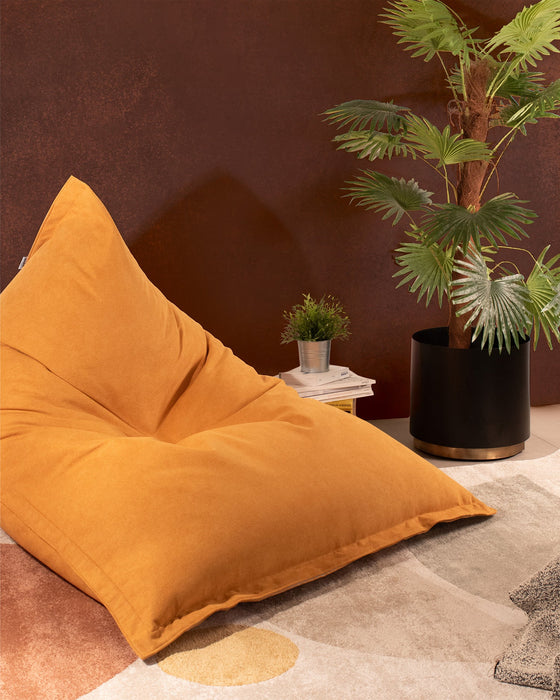 Pouf Shongo grande a forma di triangolo in tessuto antimacchia Dali per interno dim: 140x175 cm