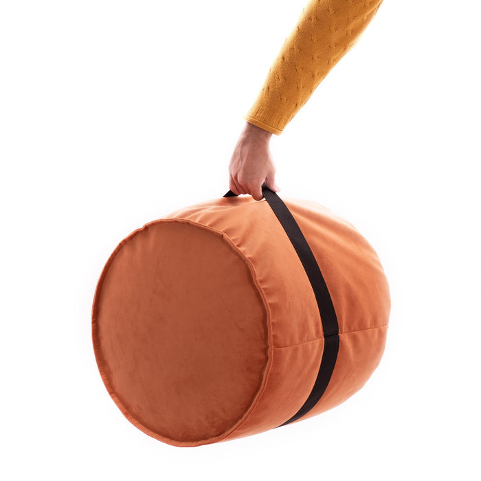 Pouf cilindro poggiapiedi Belt in velluto con cintura in nylon
